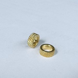 Iniectio fingitur cylindri fistulam aes nuces Knurled