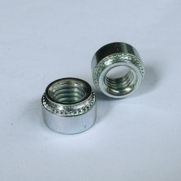 Roung caput auto-clinching flush per foraminis nut